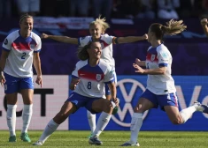Pēc starta neveiksmes čempione Anglija tiek pie pirmās uzvaras Eiropas dāmu futbola čempionātā
