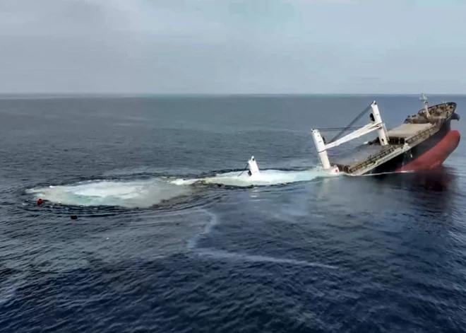 Irānas atbalstītie hutieši Sarkanajā jūrā nogremdē tirdzniecības kuģi, sagūsta daļu apkalpes un traucē glābt slīkstošos