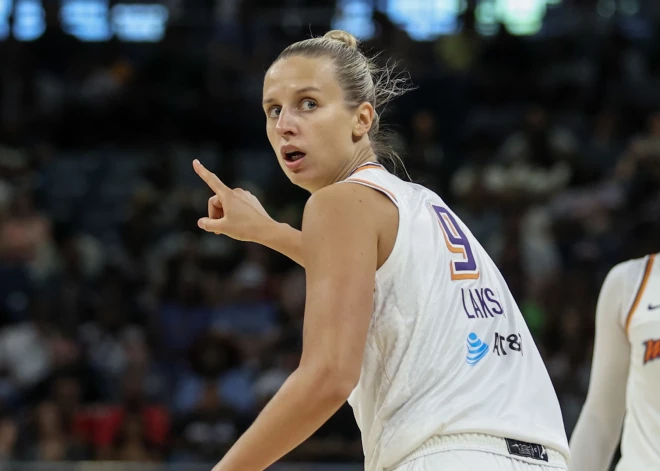 Kitijai Laksai nekrīt tālmetieni, tomēr viņas "Mercury" pieveic WNBA līderi "Lynx"