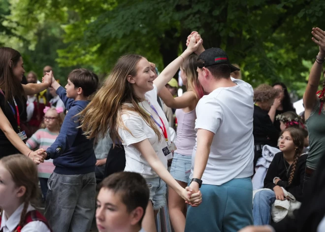Līksmība Vērmanes dārzā ar "Rikšiem" (foto: Juris Rozenbergs)