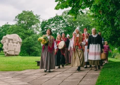 FOTO: Turaidas muzejrezervātā ar skaistiem priekšnesumiem nosvin Dainu kalna 40. gadskārtu