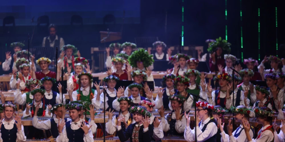 Folkloras kopas Brīvības laukumā vīs īpašu rotaļu Latvijai, parādot rotaļu burvību un spēles prieku.