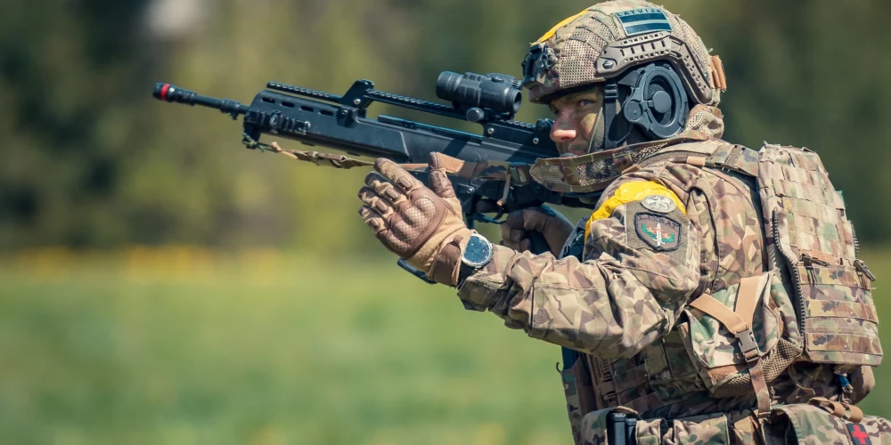 Aizsardzības ministrija aicina ikvienu valsts iedzīvotāju piedalīties armijas dibināšanas 106.gadadienai veltītajā akcijā "Pasveicini karavīru!".