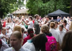 ФОТО: в Верманском саду - танцы и веселье под ритмы постфолк-группы Rikši в рамках Праздника песни и танца школьников