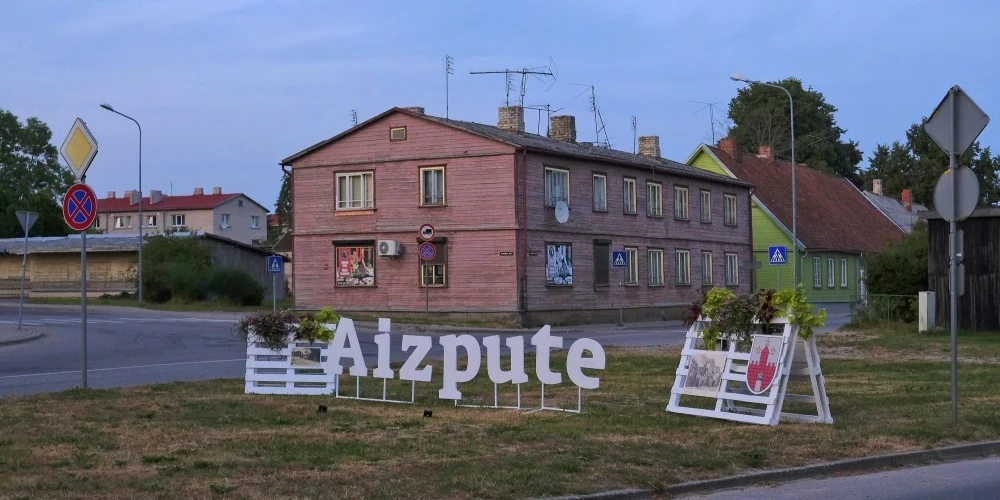 Jelgavas un Kalvenes ielas krustojums Aizputē.