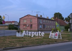 Aizputē “no gaisa nokrīt” četras garāžas: dīvainības nekustamā īpašuma nodokļa rēķinā