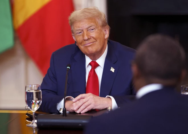 “Kur tu tik labi iemācījies angļu valodu?” – Tramps brīnās par Libērijas prezidentu, aizmirstot, ka tā ir viņa valsts oficiālā valoda