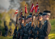 FOTO: toreiz un tagad. Latvijas armija svin 106. gadadienu