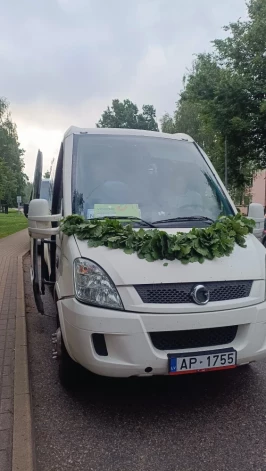 Украшенный автобус.