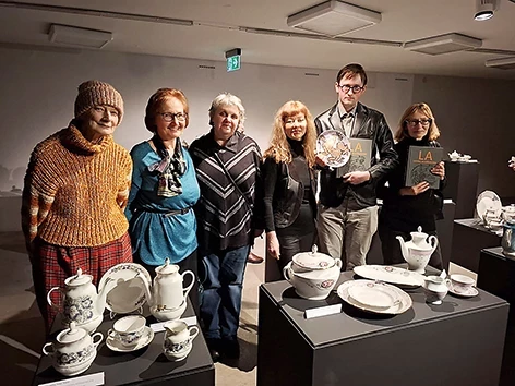 Teo Jēkabsons ar porcelāna māksliniekiem