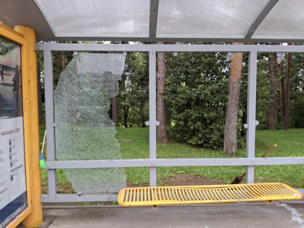 Izdemolētā Ogres autobusu pietura "Priedītes".