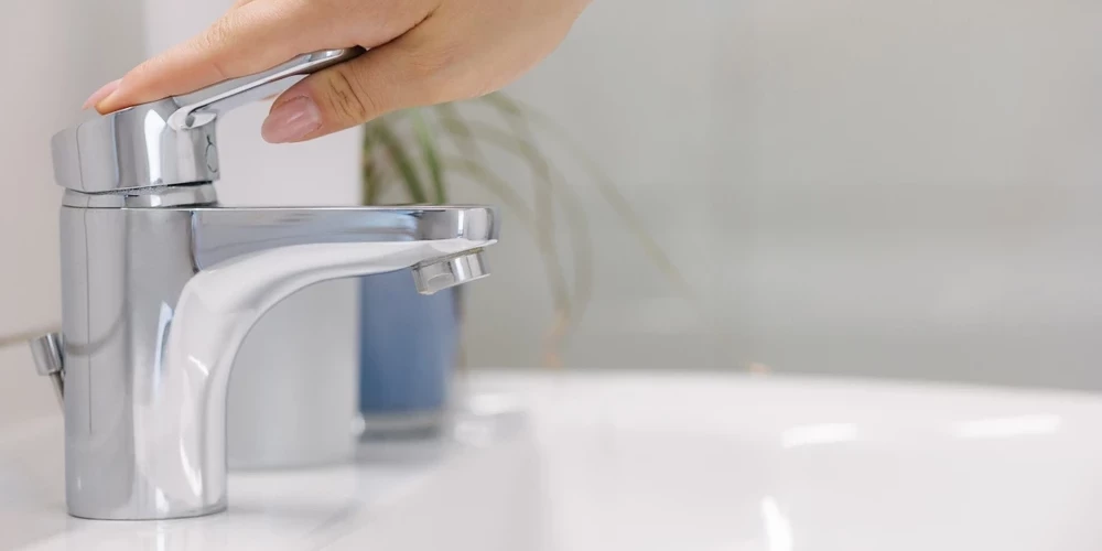 Горячее водоснабжение будет восстановлено к вечеру того же дня, за исключением участков, где будут выявлены повреждения — там подача воды возобновится после устранения неполадок.