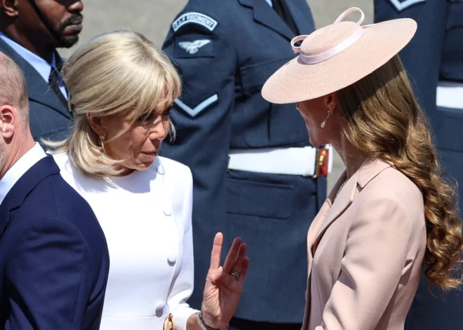 Ko Brižita Makrona pateica princesei Ketrīnai, kad bija nokāpusi no trapa, ignorējot vīra pastiepto roku? Atklāj lasītāji pēc lūpām