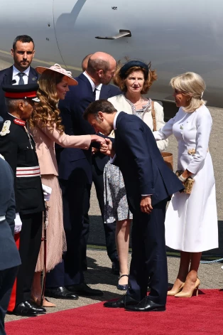 Francijas preizdents sasveicinās ar Velsas princesi.