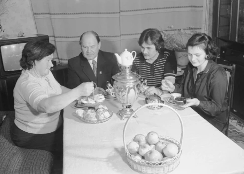 Gorbačova īstenotās pretalkohola kampaņas laikā tika reklamētas bezalkoholiskās svinības. Par masu parādību gan tās tā arī nekļuva.