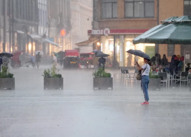Uzmanību! Rītvakar prognozē ļoti spēcīgu lietu, negaisu un lielgraudu krusu