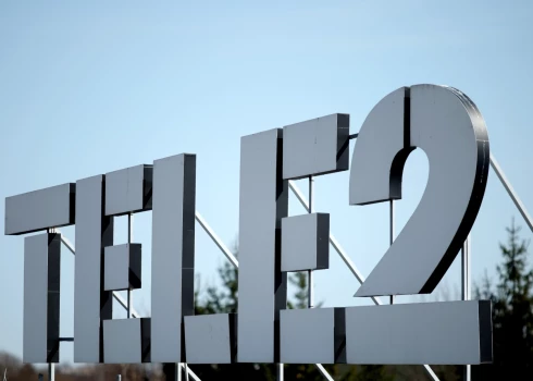 Uzraksts "Tele2" uz ēkas jumta.