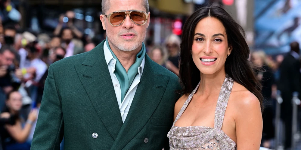 Breds Pits ar mīļoto Inesi de Ramonu filmas “F1” pirmizrādes vakarā Londonā šā gada 23. jūnijā.
