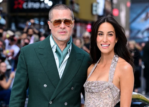 Breds Pits ar mīļoto Inesi de Ramonu filmas “F1” pirmizrādes vakarā Londonā šā gada 23. jūnijā.