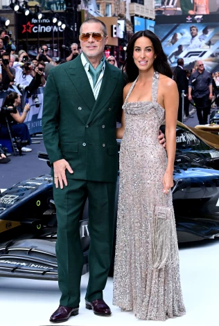 Breds Pits un Inese de Ramona filmas “F1” pirmizrādes vakarā Londonā.
