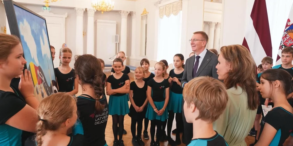 Šodien Rīgas pilī pie Valsts prezidenta Edgara Rinkēviča viesojās Briseles latviešu bērnu deju kolektīvs. 