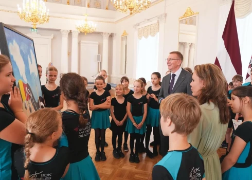 Šodien Rīgas pilī pie Valsts prezidenta Edgara Rinkēviča viesojās Briseles latviešu bērnu deju kolektīvs. 