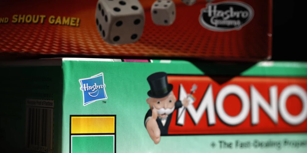 “Hasbro”, dibināts 1923. gadā, ražo tādas labi zināmas rotaļlietas un spēles kā “Play-Doh”, “Transformers”, “Candy Land” un “Monopoly”.