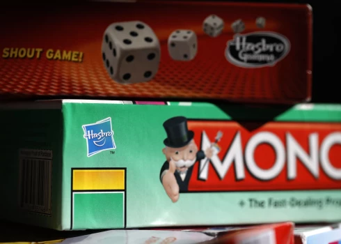“Hasbro”, dibināts 1923. gadā, ražo tādas labi zināmas rotaļlietas un spēles kā “Play-Doh”, “Transformers”, “Candy Land” un “Monopoly”.