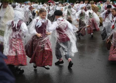 FOTO: lietus nav šķērslis! Brīvības laukumā bērni parāda rotaļu burvību