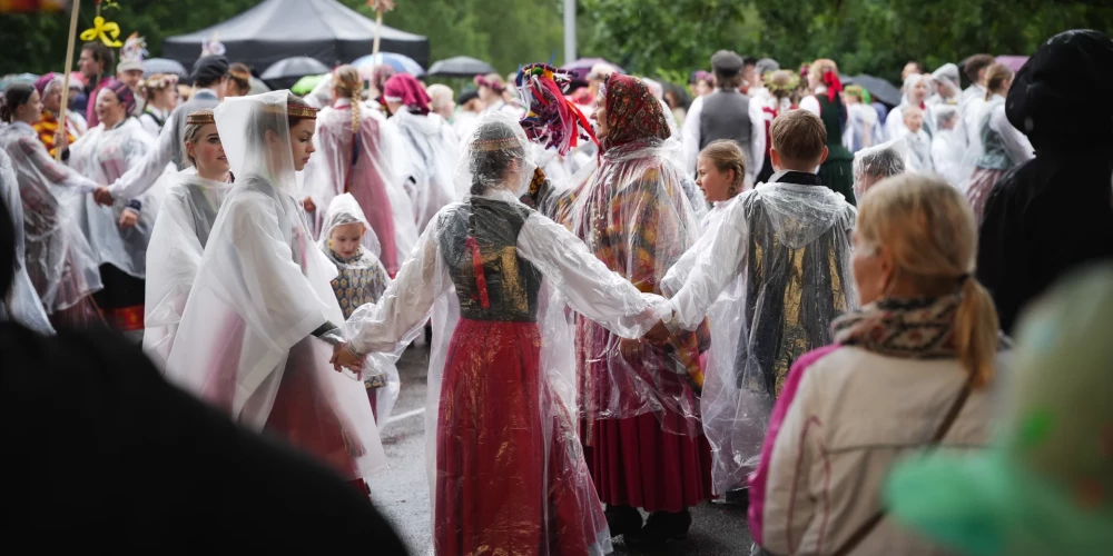 Folkloras kopu programma "Dindaru, dandaru, radu rotaļu rakstus".