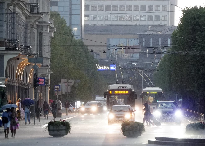 Sinoptiķi brīdina: piektdien Latviju skars spēcīgs negaiss; pastāv lielgraudu krusas risks