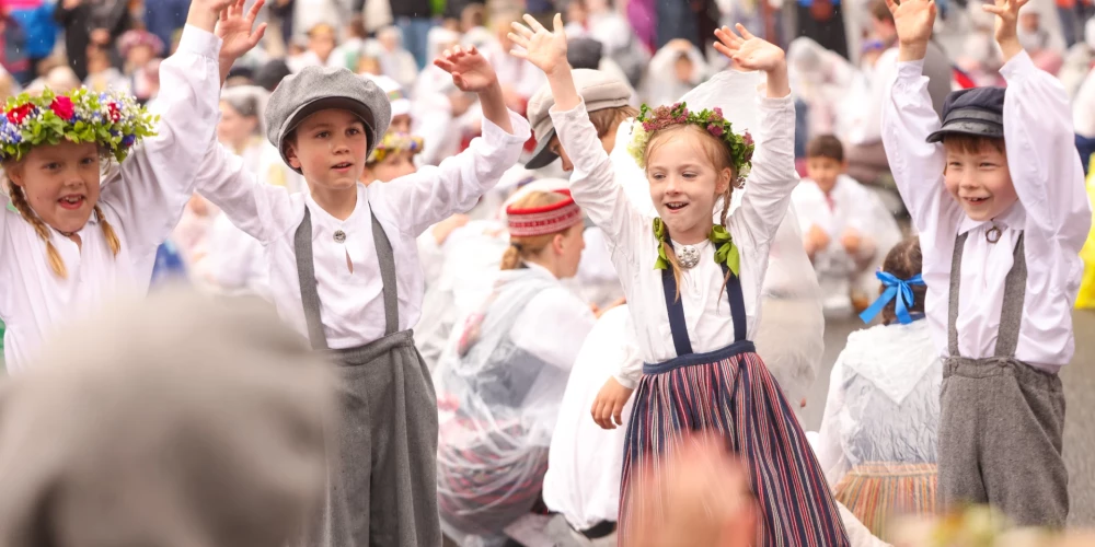 Folkloras kopu programma "Dindaru, dandaru, radu rotaļu rakstus".