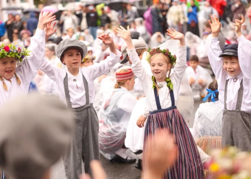 Folkloras kopu programma "Dindaru, dandaru, radu rotaļu rakstus".