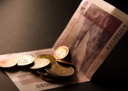 Latvijas Bankā šogad pirmajā pusgadā apmainītas latu naudaszīmes kopumā 378 000 eiro vērtībā.