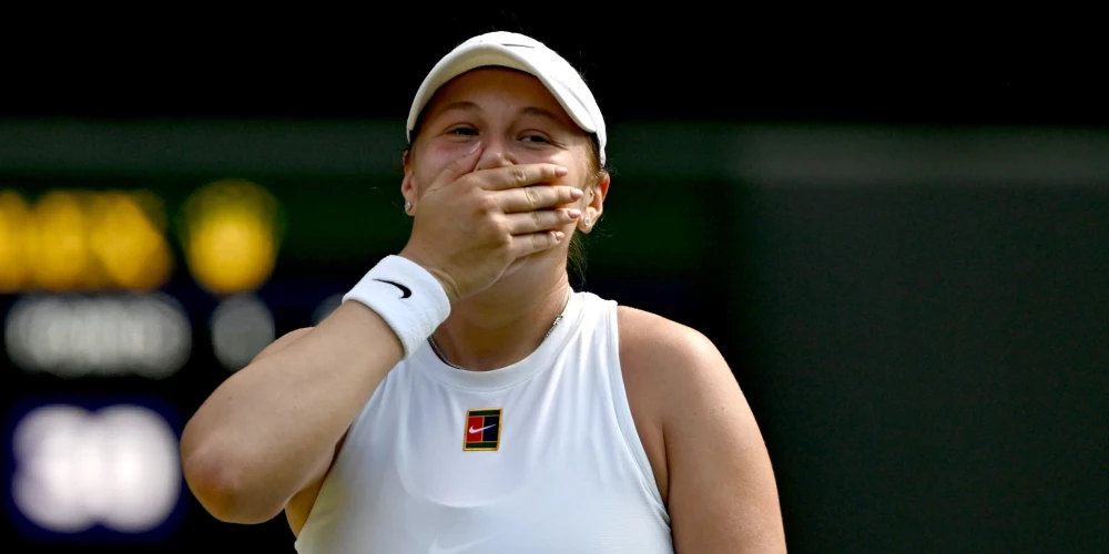 Amanda Aņisimova reaģē uz izcīnīto uzvaru pār WTA ranga līderi.