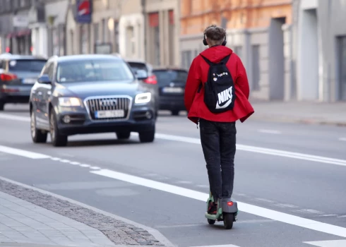 Vīrietis, kurš dzīvo Ventspilī, devās uz Rīgu, lai reģistrētu savu elektroskūteri, jo vietējā CSDD nodaļā viņam tika norādīts, ka tas neesot iespējams. 