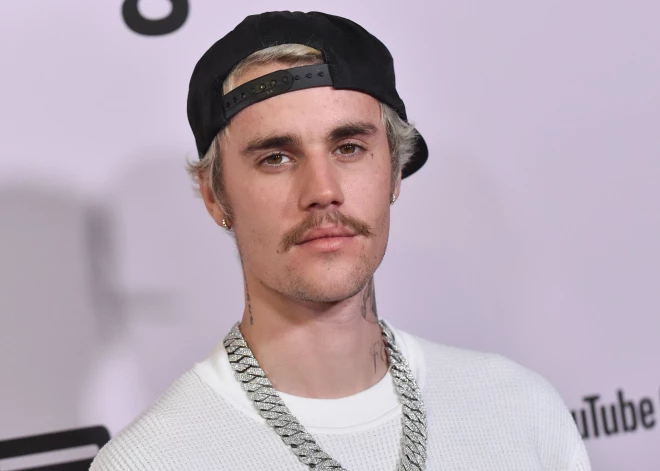 Džastins Bībers pārsteidz fanus ar negaidītu jaunu albumu