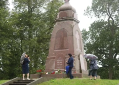 FOTO: kad iespēju svinēt padomju okupāciju kļūst arvien mazāk... Krievu aktīvisti Lucavsalā liek ziedus pie pieminekļa 300 gadus senai krievu armijas sakāvei