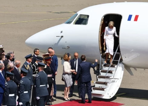 Francijas prezidents Emanuels Makrons sniedza sievai roka, taču viņa to nepieņēma.