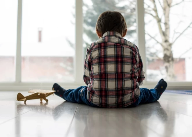 В Латвии все больше детей теряют мам и пап по решению суда: в 2024 году права отняты у 1212 родителей