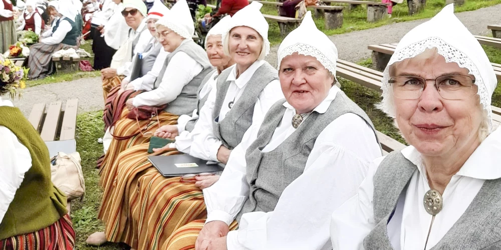 Madonas estrādē. “Ābeles” dziedātājas senioru Dziesmu svētkos.