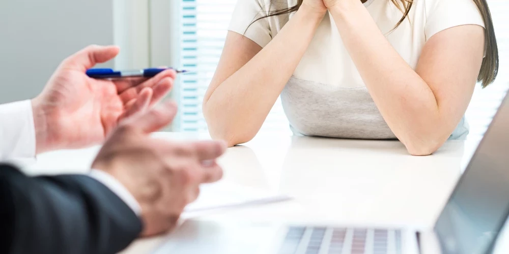 Lai jau pašā sākumā radītu profesionālu iespaidu, ieteicams ierasties uz interviju laicīgi – vislabāk dažas minūtes pirms norunātā laika – tas palīdzēs izvairīties no nevajadzīga stresa un ļaus sākt sarunu mierīgi un pārliecinoši.