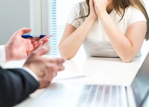 Lai jau pašā sākumā radītu profesionālu iespaidu, ieteicams ierasties uz interviju laicīgi – vislabāk dažas minūtes pirms norunātā laika – tas palīdzēs izvairīties no nevajadzīga stresa un ļaus sākt sarunu mierīgi un pārliecinoši. 