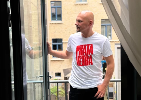 No krekliem līdz kombučai – Prāta Vētra pārsteidz ar jauniem suvenīriem un vasaras garšu. 