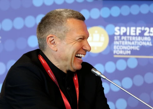 Vladimirs Solovjovs ir pazīstams ar savu nelokāmo atbalstu Putina politikai, tostarp Krievijas karam Ukrainā, kuru viņš atklāti popularizē savā galvenajā vakara raidījumā “Vakars ar Vladimiru Solovjovu”.
