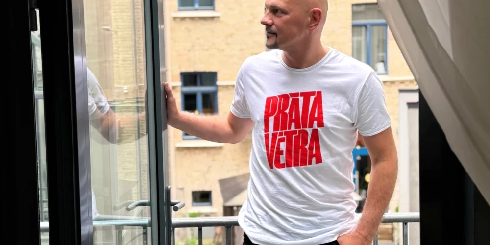 Гитарист Янис Юбалтс признается, что сам является большим поклонником атрибутики группы.