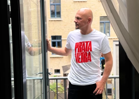 Гитарист Янис Юбалтс признается, что сам является большим поклонником атрибутики группы.