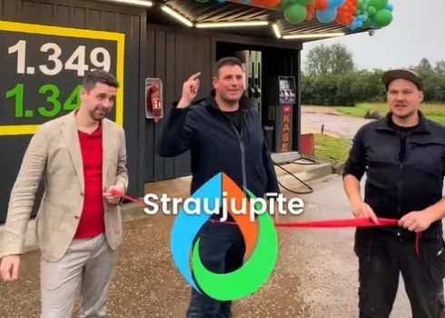 Siguldā atvērusies degvielas uzpildes stacijas (DUS) "Straujupītes" 15. stacija, un, kā redzams sociālajā vietnē "TikTok", to aktīvi reklamē bēdīgi slavenais uzņēmējs Oskars Zeiza.