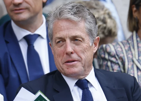 Hjū Grānts aizmieg karalienes priekšā.