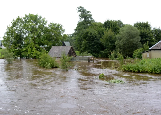 Plūdu dēļ Latgalē slēgti divi autoceļi, daudzi citi – grūti izbraucami